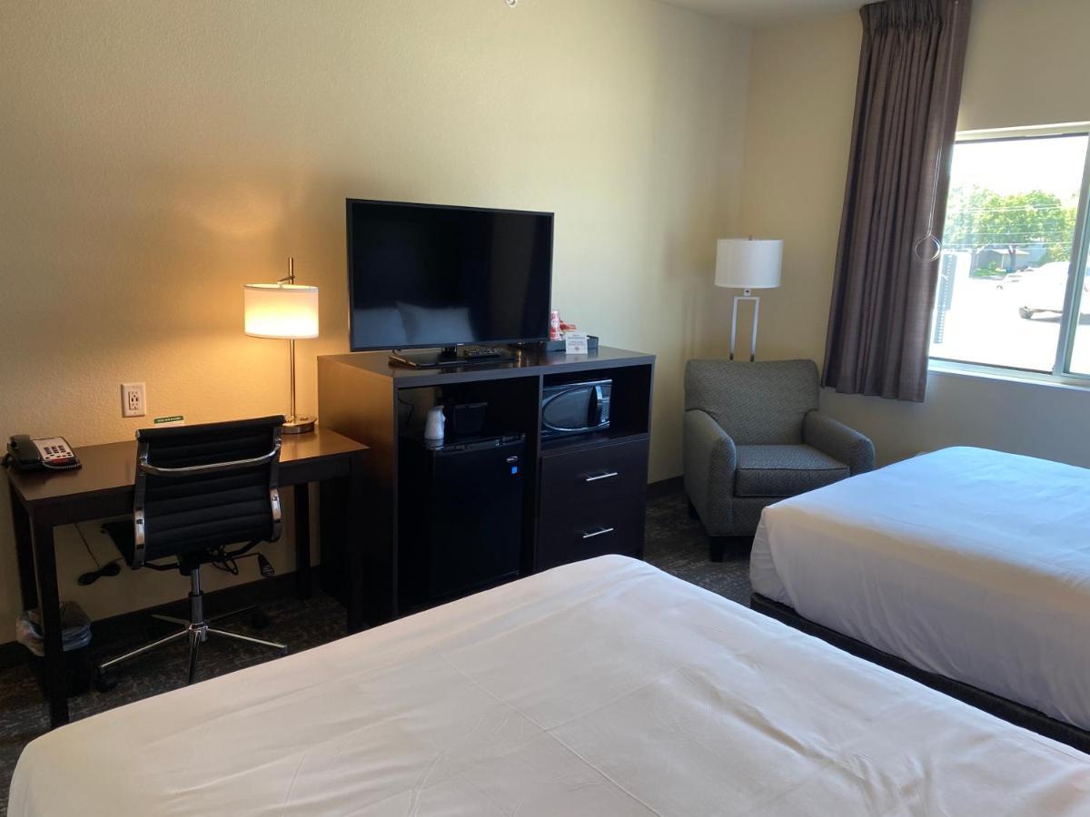 Cobblestone Inn & Suites - Forest City Экстерьер фото