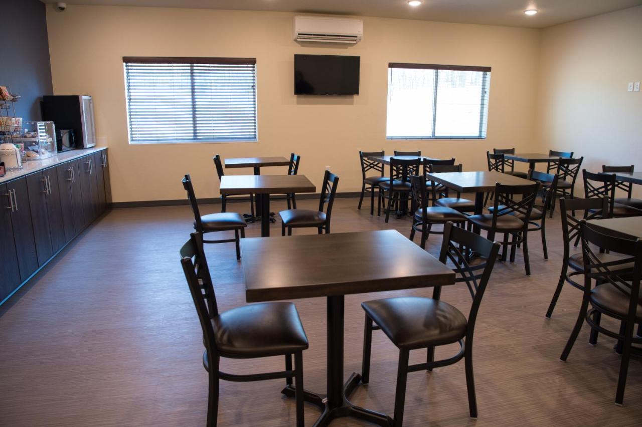 Cobblestone Inn & Suites - Forest City Экстерьер фото
